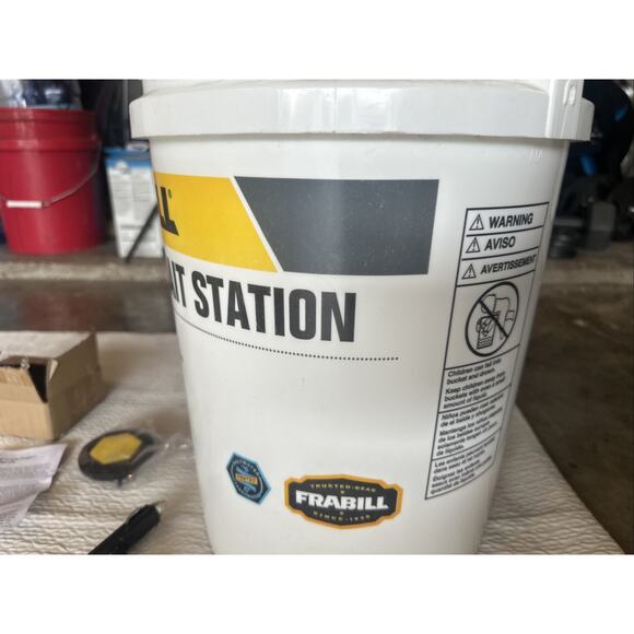 Frabill Bait Station Bucket | Large Aerated Live Bait 6-Gallon Storage - Picture 5 of 7